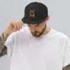 Gorra snapback Monograma 382ME gold