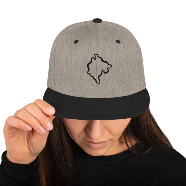 classic-snapback-heather-black-front-671837fb50d26.jpg Genial gorra Snapback - Mapa Montenegro (negro)