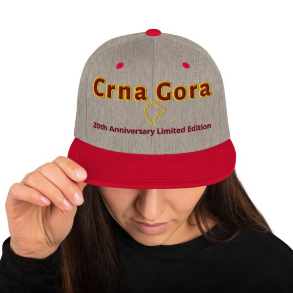 classic-snapback-heather-grey-red-front-69f94ec3b7674.jpg Atractiva gorra Snapback - Crna Gora 20th Anniversary Limited Edition